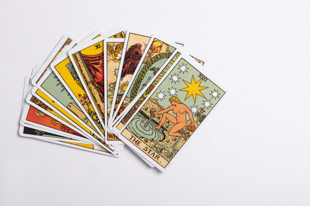 découvrez le monde fascinant du tarot et ses différentes interprétations. obtenez des réponses à vos questions grâce à cet art divinatoire ancestral.