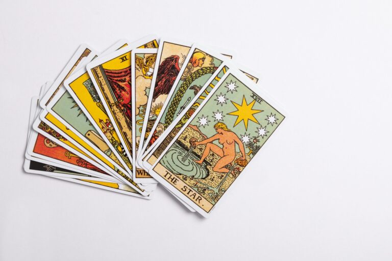 découvrez le monde fascinant du tarot et ses différentes interprétations. obtenez des réponses à vos questions grâce à cet art divinatoire ancestral.