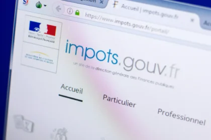 Maison avec documents de taxe foncière, illustration de la réforme 2027 pour les propriétaires