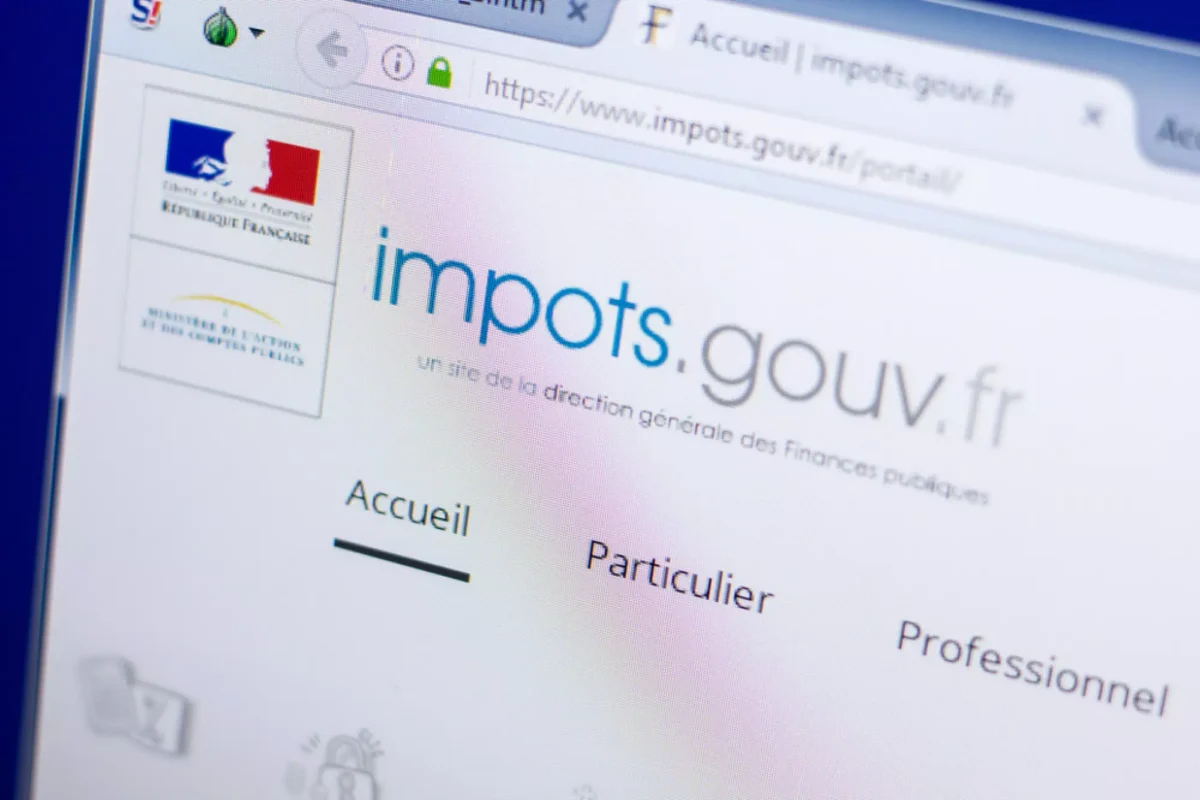 Maison avec documents de taxe foncière, illustration de la réforme 2027 pour les propriétaires