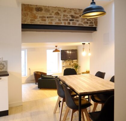 Appartement en cours de rénovation complète avec cloisons ouvertes et sols en préparation