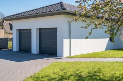 Garage indépendant en construction sur une parcelle résidentielle