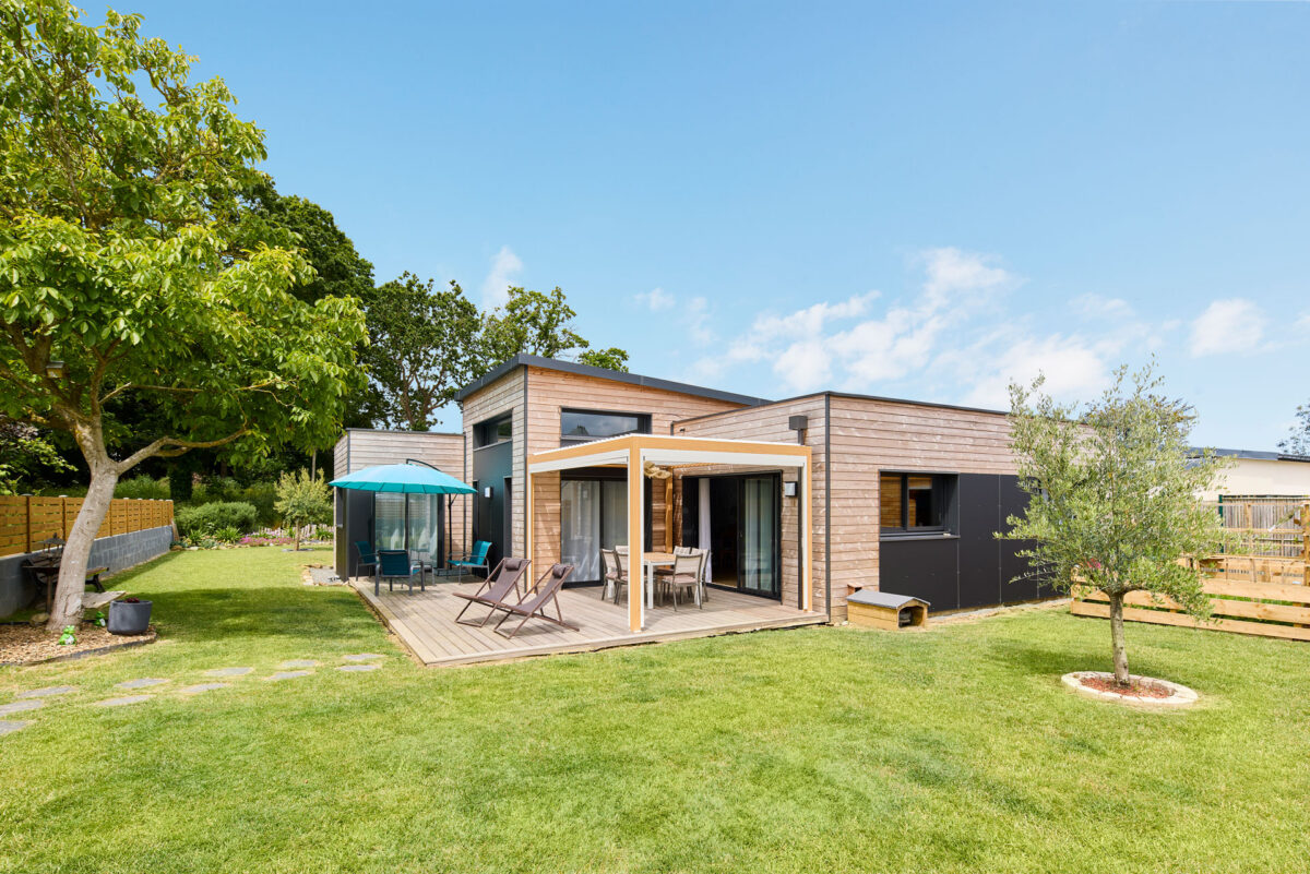 Plan de maison en bois contemporaine de plain-pied avec grande terrasse