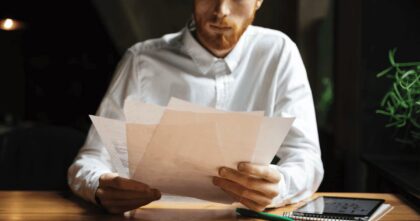 Diagnostiqueur réalisant des diagnostics immobiliers dans un logement avant une vente