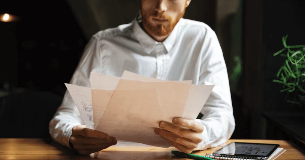 Diagnostiqueur réalisant des diagnostics immobiliers dans un logement avant une vente